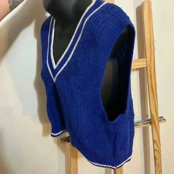 H&M Divided pullover sweater tank size medium blue and white V-neck - Picture 3 of 6
